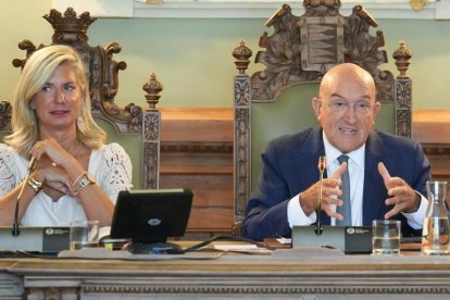 Irene Carvajal y Jesús Julio Carnero durante el pleno de julio en el Ayuntamiento de Valladolid.