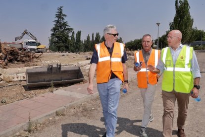 Zarandona y Carnero durante la visita a las obras de urbanización del nuevo barrio Hospital-Zambrana de Valladolid.