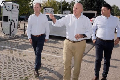 Miguel Calvo y Jesús Julio Carnero durante su visita a las instalaciones de Iberdrola.