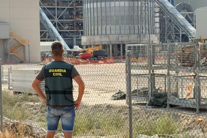 Agente de la Guardia Civil observa en una operación.
