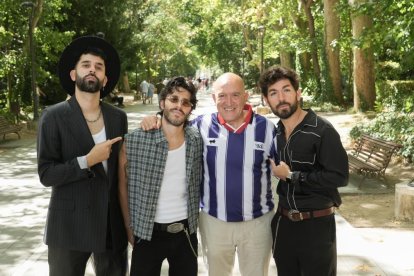 Integrantes de Siloé, pregoneros de las fiestas de Valladolid, con el alcalde.