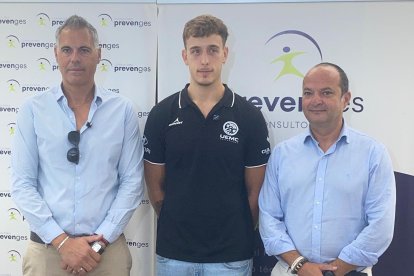 Saúl Hernández, Jaime Llamas y Andrés Anaya en la presentación del jugador leonés.