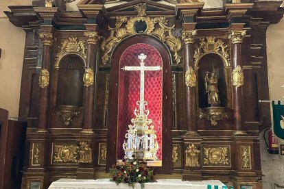 Altar en el interior de la Vera Cruz sin el ángel torchero de la izquierda tras el robo