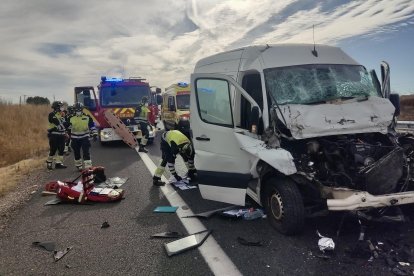 Estado en el que quedó la furgoneta tras el accidente en la A-62 en Geria (Valladolid).