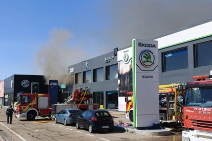 Incendio en el concesionario de Škoda en el Camino de Zaratán