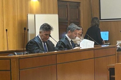 Los letrados de la defensa, mientras sus respectivos clientes declaran desde Cartagena por videoconferencia.