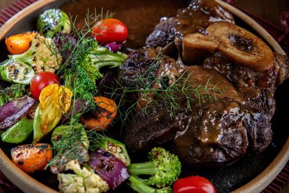 ESTOFADO DE OSSOBUCO CON FESTIVAL DE VERDURAS ASADAS