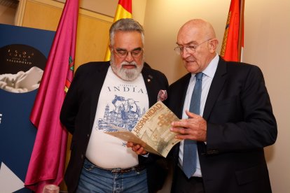 Javier Santamarta y Jesús Julio Carnero contemplan la programación por el día de la Hispanidad.