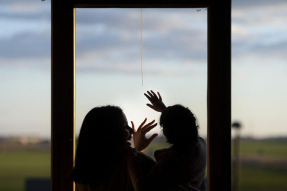 La salamantina Soraya y su hija  Lidia, una niña de ocho años sin diagnóstico.-ENRIQUE CARRASCAL