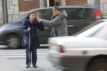 Patricia y Claudio cruzando la calle, con su bastón rojo y blanco.-J. M. LOSTAU