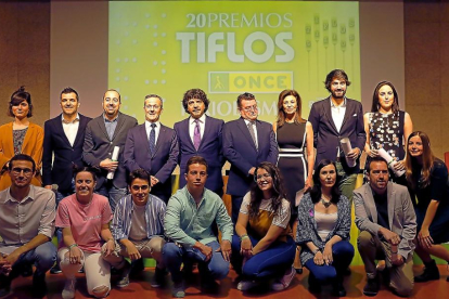 Los galardonados posan en la foto de familia con los representantes de la ONCE, la presentadora y alumnos de Periodismo que intervinieron en el acto.-RAQUEL P. VIECO