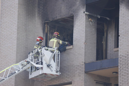 Detalle de los daños en una ventana mientras acceden los bomberos.- PHOTOGENIC