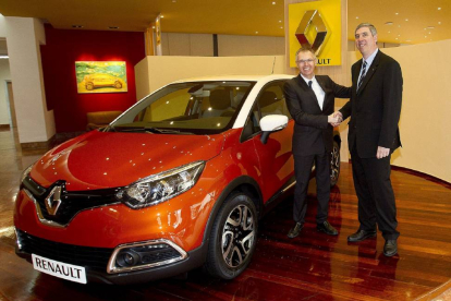 El director general de Operaciones de Renault, Carlos Tavares, y el presidente de Renault España, José Vicente de los Mozos, ante el coche modelo Captur que se fabrica en Valladolid-J.M.Lostau