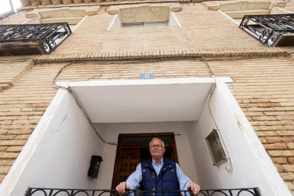 José Augusto Rodríguez, alcalde de Valbuena, en la 'Casa del médico'.- PHOTOGENIC