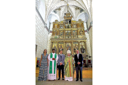 Argüello, flanqueado por Íscar y Carnero, ayer, ante el retablo.-EL MUNDO