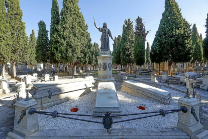 Panteón de personas ilustres en el cementerio vallisoletano de El Carmen.-J. M. LOSTAU
