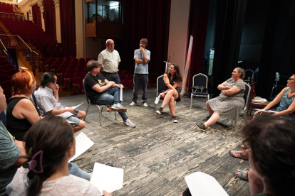 Las educadoras Esther Pérez Arribas, Araceli Marcos y Charo Charro imparten el taller ‘Hacia la comedia va’ en el CAE San Pedro.- E.M.