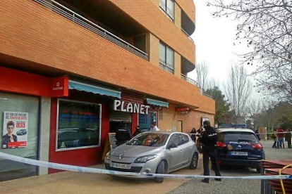 La Policía en el bar 'Planet' de Zaragoza, donde ocurrieron los hechos.-E.M.