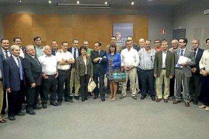 El delegado territorial, Pablo Trillo, despide a los alcaldes de la provincia de Valladolid que no optan a la reelección el 24 de mayo.-E.M.