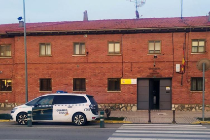 Cuartel de la Guardia Civil en un pueblo de Valladolid.- E. M.