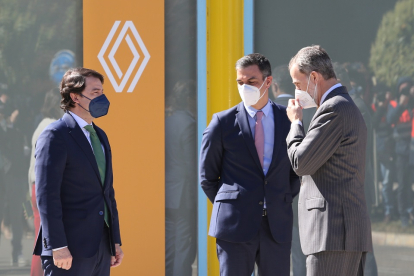 El presidente de Castilla y León, Alfonso Fernández Mañueco, el presidente de España, Pedro Sánchez y el rey Felipe VI en la fábrica de Renault de Palencia. / ICAL