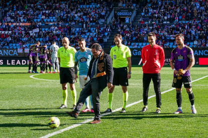 Eusebio Sacristán haciendo el saque de honor en el partido que disputaron Celta y Real Valladolid el pasado domingo en Balaídos. / IÑAKI SOLA / RVCF
