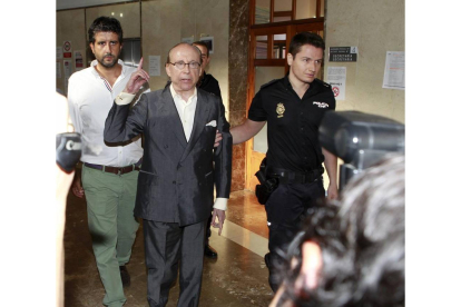 Ruiz Mateos y detrás su hijo Javier en su última comparecencia en los juzgados de Palma de Mallorca-José Vicens