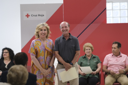 Juan Antonio Suils Sánchez, nuevo presidente de Cruz Roja Mayorga, con la presidenta de Cruz Roja Castilla y León, Rosa Urbón. -CRUZ ROJA
