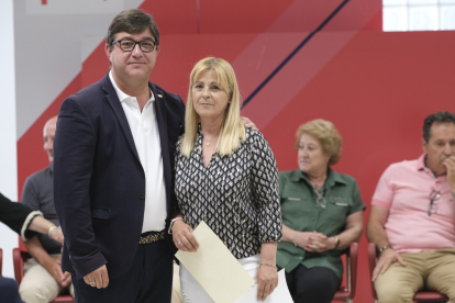 Montserrat Misiego Llano, nueva presidenta Cruz Roja en Cigales, con el nuevo presidente de Cruz Roja Valladolid y Comarcal, Juan José Zancada Polo. -CRUZ ROJA