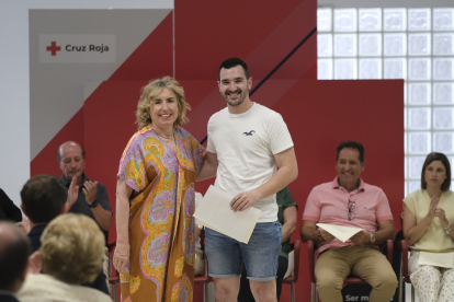 Víctor Sánchez Olmos, nuevo presidente de Cruz Roja Mojados, con la presidenta de Cruz Roja Castilla y León, Rosa Urbón. -CRUZ ROJA