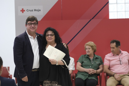 Dolores Gutiérrez Martín, nueva presidenta de Cruz Roja Laguna de Duero, con el nuevo presidente de Cruz Roja Valladolid y Comarcal, Juan José Zancada Polo. -CRUZ ROJA