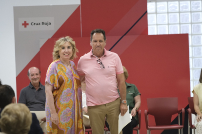 Ángel Manuel Cantoral Rodríguez, nuevo presidente de Cruz Roja Olmedo, con la presidenta de Cruz Roja Castilla y León, Rosa Urbón. -CRUZ ROJA