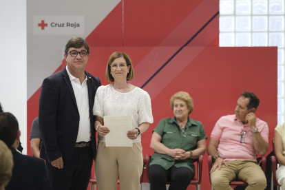 Ana María Rodríguez Nieto, nueva presidenta Cruz Roja en Medina de Rioseco, con el nuevo presidente de Cruz Roja Valladolid y Comarcal, Juan José Zancada Polo. -CRUZ ROJA
