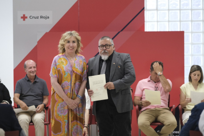 Mario Fernando Peñaloza Moreno, nuevo presidente de Cruz Roja Portillo, con la presidenta de Cruz Roja Castilla y León, Rosa Urbón. -CRUZ ROJA