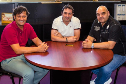 Catoira (en el Valencia), Braulio (que puede salir a Osasuna) y Cata, el día de su renovación, en noviembre.-EL MUNDO
