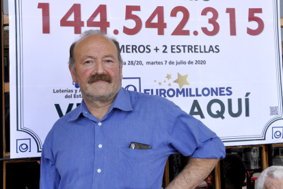 Ángel Iluminado posa en su bar de Mayorga junto al número premiado en aquel Euromillones de julio de 2020. / SGC