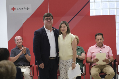 Natalia Velasco Rodríguez, nueva presidenta de Cruz Roja Peñafiel, con el nuevo presidente de Cruz Roja Valladolid y Comarcal, Juan José Zancada Polo. -CRUZ ROJA