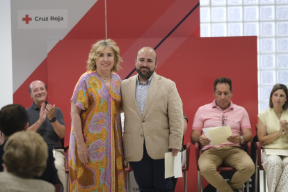 Iván de la Cruz Piñeles, nuevo presidente de Cruz Roja Tordesillas, con la presidenta de Cruz Roja Castilla y León, Rosa Urbón. -CRUZ ROJA