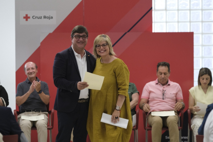 María Marta Olmedo Palencia, nueva presidenta de Cruz Roja Tudela de Duero, con el nuevo presidente de Cruz Roja Valladolid y Comarcal, Juan José Zancada Polo. -CRUZ ROJA