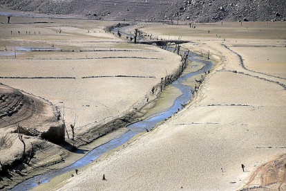 El pantano de Barrios de Luna en León se encuentra en su mínimo histórico y ya sólo embalsa un 7% de agua.-ICAL