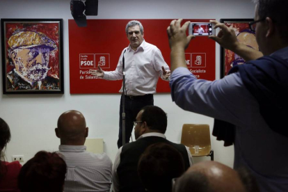 El candidato a la secretaria regional del PSOE se reúne con afiliados y simpatizantes de Salamanca para explicar su programa-Ical