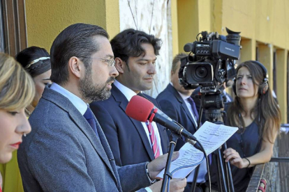 Eduardo Álvarez pronuncia su pregón en el balcón consistorial ayer, al lado del alcalde, González Poncela.-Santiago