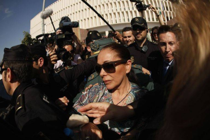 Isabel Pantoja sale de la Audiencia de Málaga, en abril del 2013.-Foto: REUTERS