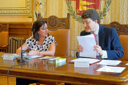 La concejala María Sánchez y el ya ex gerente de Nevasa, José Luis Burgos, en el Ayuntamiento.-E. M.