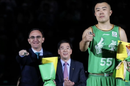 Hugo López muestra el anillo de campeón en el inicio de la CBA china. / EL MUNDO