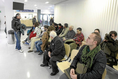 Los pacientes aguardan su turno en una sala de espera de los nuevos servicios de Urgencias del Hospital Clínico-J.M.Lostau