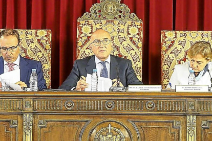 Víctor Alonso, Jesús Julio Carnero y Carmen Lucas, ayer durante el Pleno de la Institución provincial.-EL MUNDO