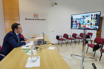 El presidente de la Diputación, Conrado Íscar, observa el monitor durante el Pleno telemático celebrado ayer. EL MUNDO