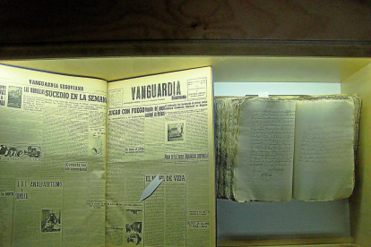 El ejemplar del manuscrito del siglo XVI, junto a un periódico de 1952, el año en que se dañó con el anónimo.-E. M.