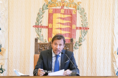 El alcalde de Valladolid, Óscar Puente, ofrece una rueda de prensa para informar sobre la utilización de los remanentes municipales.- ICAL
